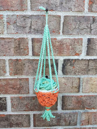 Mini-hanging planter from April 1980 Workbasket Magazine in orange and green