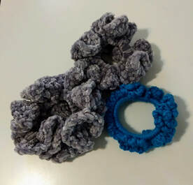Crocheted scrunchies in gray velvet and blue acrylic