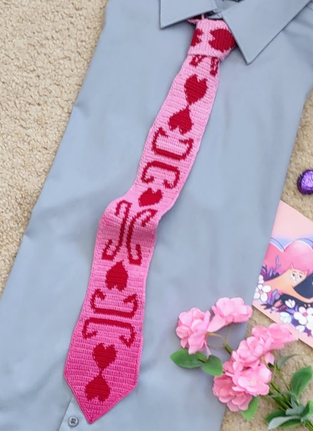 Tie with a gradient pink background and red hearts